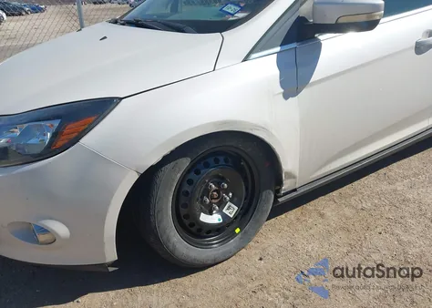 2013 Ford Focus Titanium z USA, uszkodzony, nr VIN 1FADP3N21DL115239